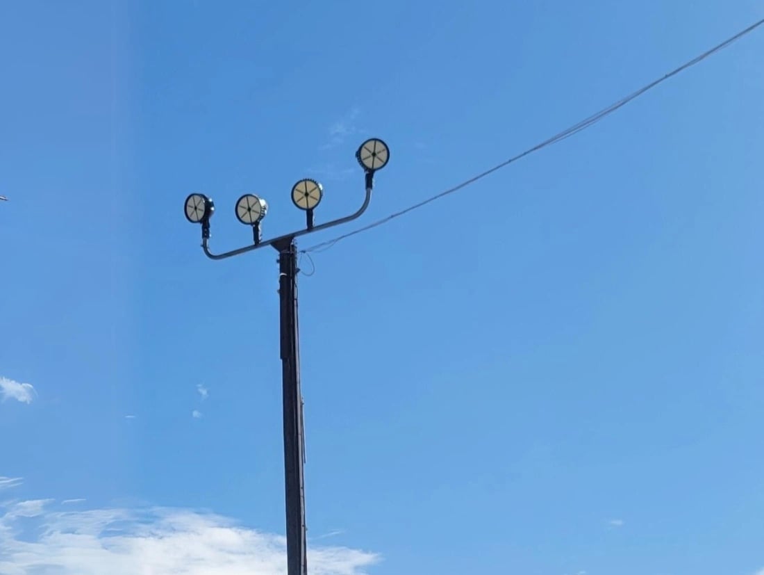 Round LED stadium lights &mdash; aerodynamic circular housing with symmetric reflector optics