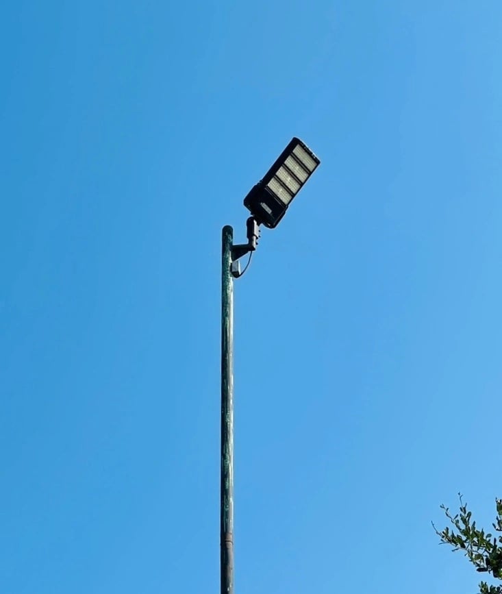 Square LED stadium light housing with asymmetric NEMA Type IV optics